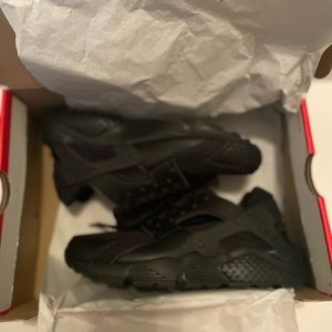 Solid Black Nike Huarache Grade School (GS) Size 5y (Women’s 6.5)